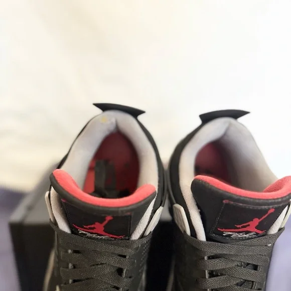 AUTHENTIC Jordan 4 Retro Bred size 10 308497-060 2019 PRE-OWNED